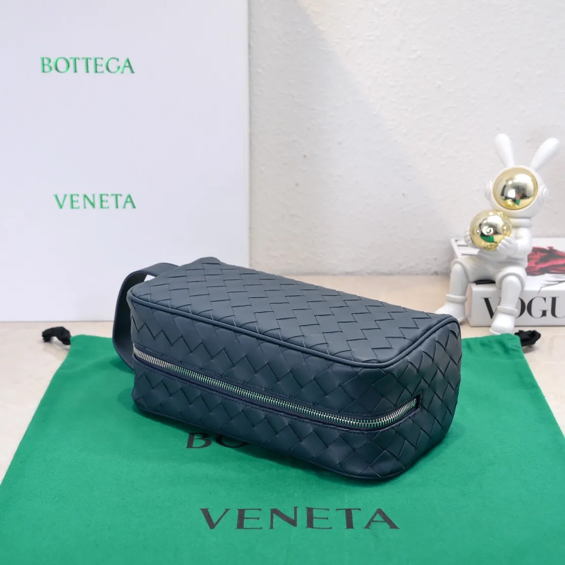 Batch 1280 BOTTEGA VENETA 2024 new INTRECCIATO classic toiletry bag, the choice of discerning people. The low-key luxury quality is the interpretation of its brand. If you like low-key BV, it is the first choice~~ Style number: 7799 Size: 26*13*10cm